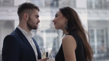 Restoranda şampanya ile çift kızartma