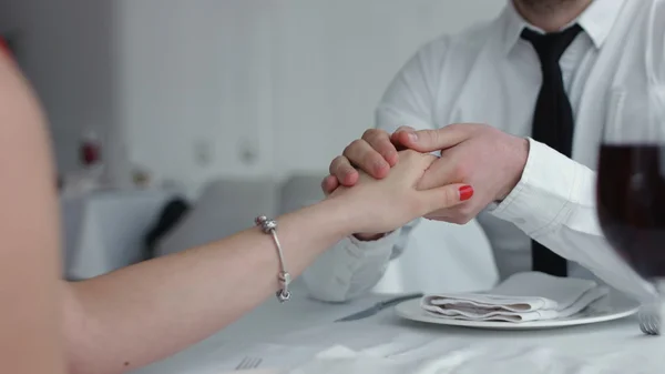 Unga par skålar champagne i restaurangen. Dating. Ung man och kvinna på romantisk middag dricka på restaurang, firar alla hjärtans dag. — Stockfoto