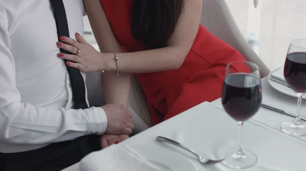 Joven y mujer en una cena romántica bebiendo en el restaurante, celebrando el día de San Valentín . —  Fotos de Stock