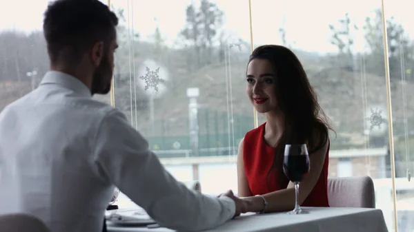 Casal de meia-idade no restaurante. casal interagindo no almoço em um restaurante chique — Fotografia de Stock