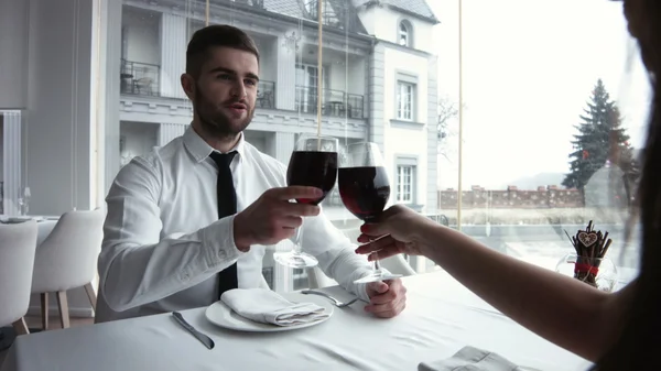 Par på romantisk dag i restaurangen, fokus på man — Stockfoto