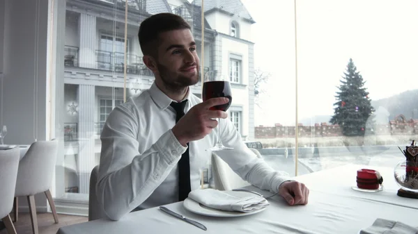 레스토랑, 남자에 초점에에서 낭만적인 데이트 커플 — 스톡 사진