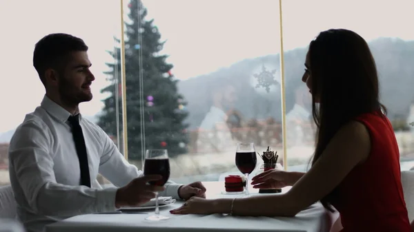 Jovem casal feliz romântico beber copo de vinho tinto no restaurante, celebrando o dia dos namorados — Fotografia de Stock