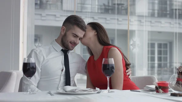 Shot van een mooie jonge vrouw op een date met haar man — Stockfoto