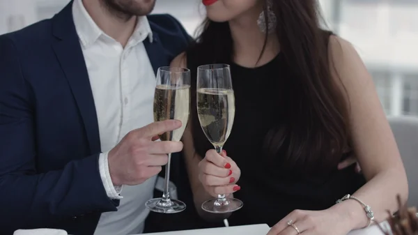 Par grillas med champagne i restaurangen — Stockfoto