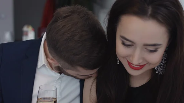 Restaurante, casal e conceito de férias - casal sorridente com copo de champanhe olhando um para o outro no restaurante — Fotografia de Stock