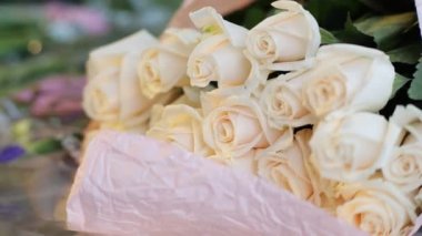 Güzel beyaz gül buketi.