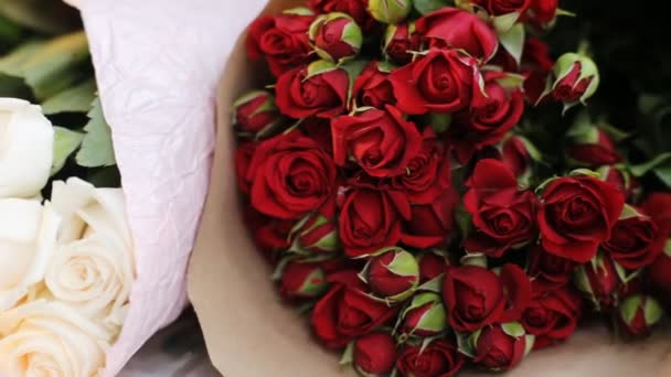 Red and white bouquets of roses. — Stock Video