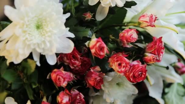 Μπουκέτο με λευκά κρινάκια και κόκκινα τριαντάφυλλα σε ένα κατάστημα. — Αρχείο Βίντεο