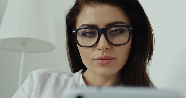 Beyaz gömlek ve gözlük bilgisayar tablet ile oldukça esmer işkadını, yakın çekim