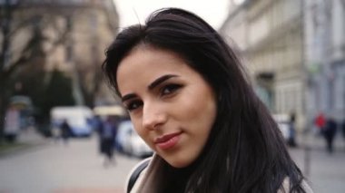 Sokakta kalan kamera poz güzel genç esmer.