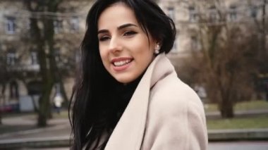 Bir kameraya poz çekici genç bayan.