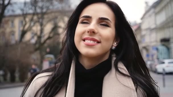 Mujer adorable sonriendo en la calle . — Vídeos de Stock