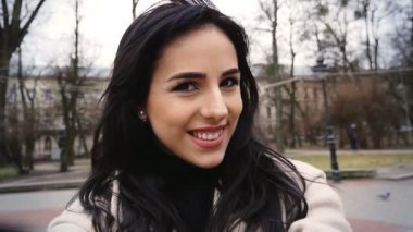 Sokakta çekici güzel esmer.