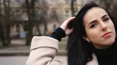 İyi zaman açık havada olan Happpy esmer.