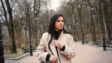 Genç Bayan yalnız sokakta yürürken.