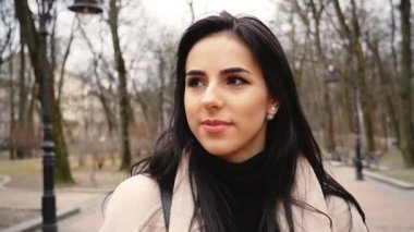 Sevimli genç kadın parkta yalnız kalmak.