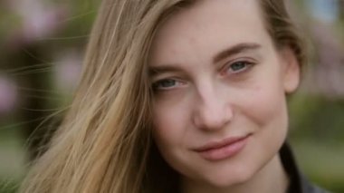 Doğal bir genç ciddi Bayan portresi.