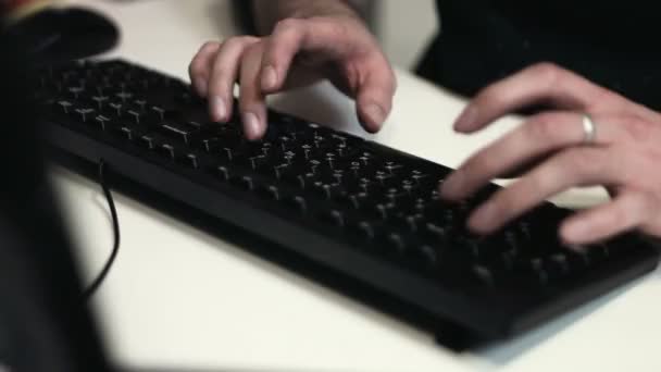 Mans handen typen op laptop toetsenbord — Stockvideo