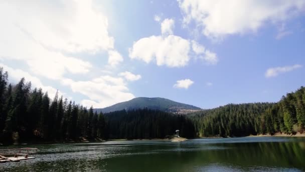 Zomer mountain lake Sinevir in de Karpaten. — Stockvideo