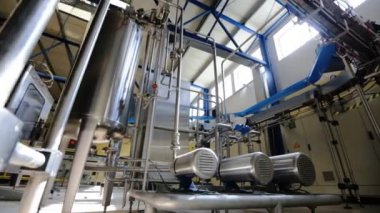 Endüstriyel enerji santralinde bulunan ekipman, kablolar ve borular