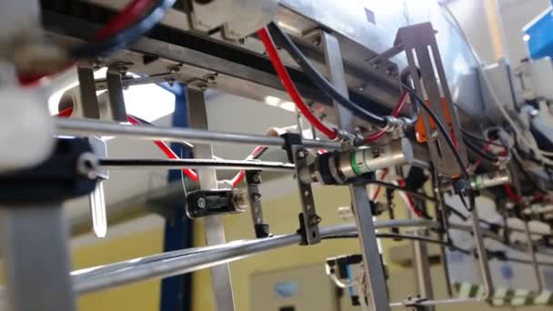 Elektrisch paneel in een assemblagelijn fabriek. Bedieningsorganen en schakelaars. — Stockvideo