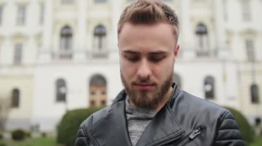 Bir kameraya bakarak derin gri gözlü yakışıklı delikanlı.