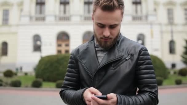 Jeune homme beau avec des yeux gris profond regardant une caméra . — Video