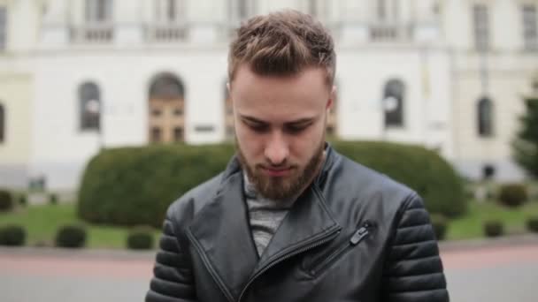 Joven hombre guapo con ojos grises profundos mirando una cámara . — Vídeo de stock