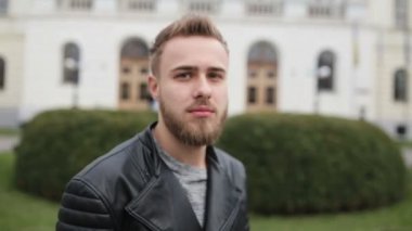 Bir kameraya bakarak derin gri gözlü yakışıklı delikanlı.