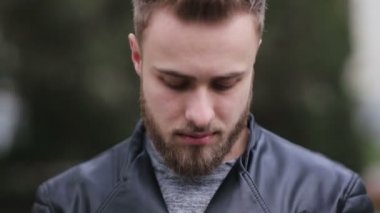 Bir kamera ve gülümseme bakarak çekici genç adam.