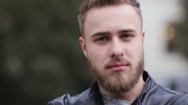 Gri gözleri bir kameraya bakarak olan yakışıklı bir adam portresi.