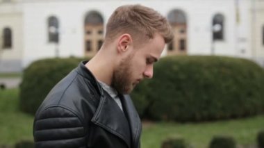 Bir kameraya poz komik delikanlı.