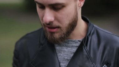 Arama yapmak çalışan ciddi genç adam.