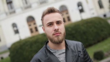 Sokakta yalnız kalan adam.