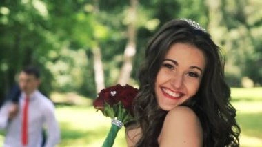 Gülümseyen ve birine parkta dönüm güzel kadın