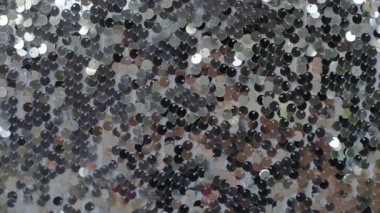 Gümüş kumaş parlayan payetler oluşan bir kılavuz yaptı, yakın çekim