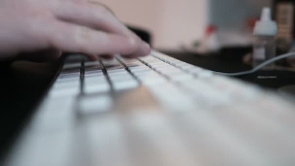 Doigts bavarder sur le clavier d'un ordinateur .