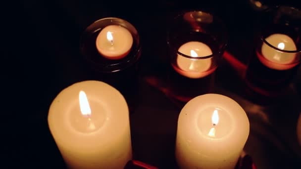 Vista de cima em velas acesas no fundo escuro — Vídeo de Stock