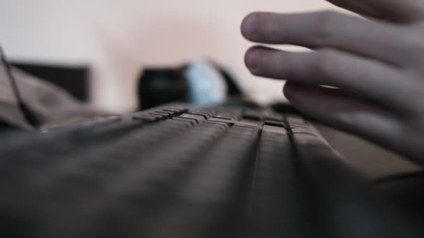 Male fingers working with computer. — Stock Video