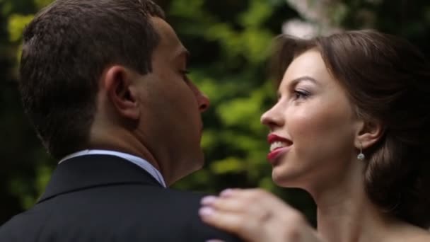 Usmívající se nevěsta jemně dojemné štolbové rameno, když se na sebe dívali s láskou — Stock video