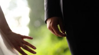 Mutlu gelin ve damat, elele yağmur altında kapatın. Açık