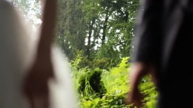 Mutlu gelin ve damat, elele yağmur altında kapatın. Açık