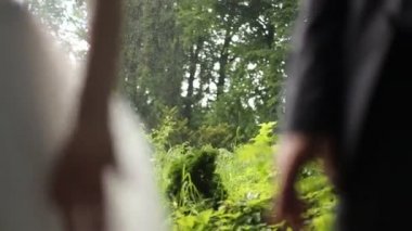 Mutlu gelin ve damat, elele yağmur altında kapatın. Açık