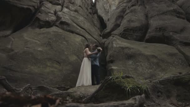 Casamento casal beijando no pôr do sol nas montanhas — Vídeo de Stock