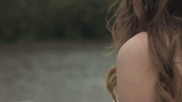 Hermosa mujer Spinning vestido de novia Slow Motion Forest Naturaleza — Vídeo de stock