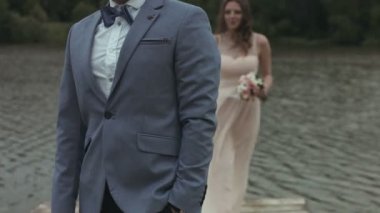 seven ayakta ve su kenarında öpüşme düğün Çift.