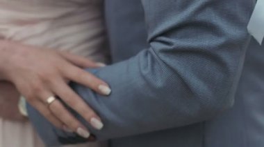 seven ayakta ve su kenarında öpüşme düğün Çift.
