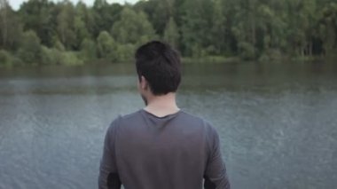 Zafer pozu adam kayalıklarla tatil tatil kavramı üzerine