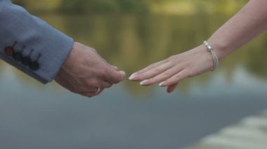 Yeni evli çift yürüyüş birlikte elele